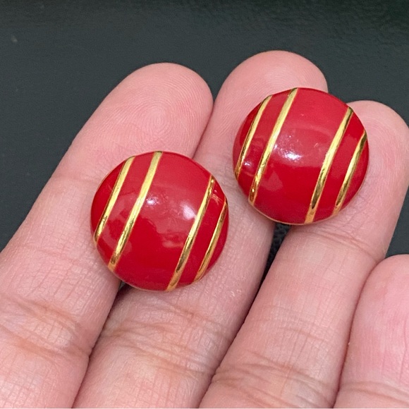 Vintage MONET Red Enameled Round Gold-tone Clip On Earrings - Picture 2 of 11
